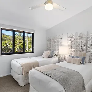 Riverfront Splendour, Ideal For Families Holiday home Noosa Heads